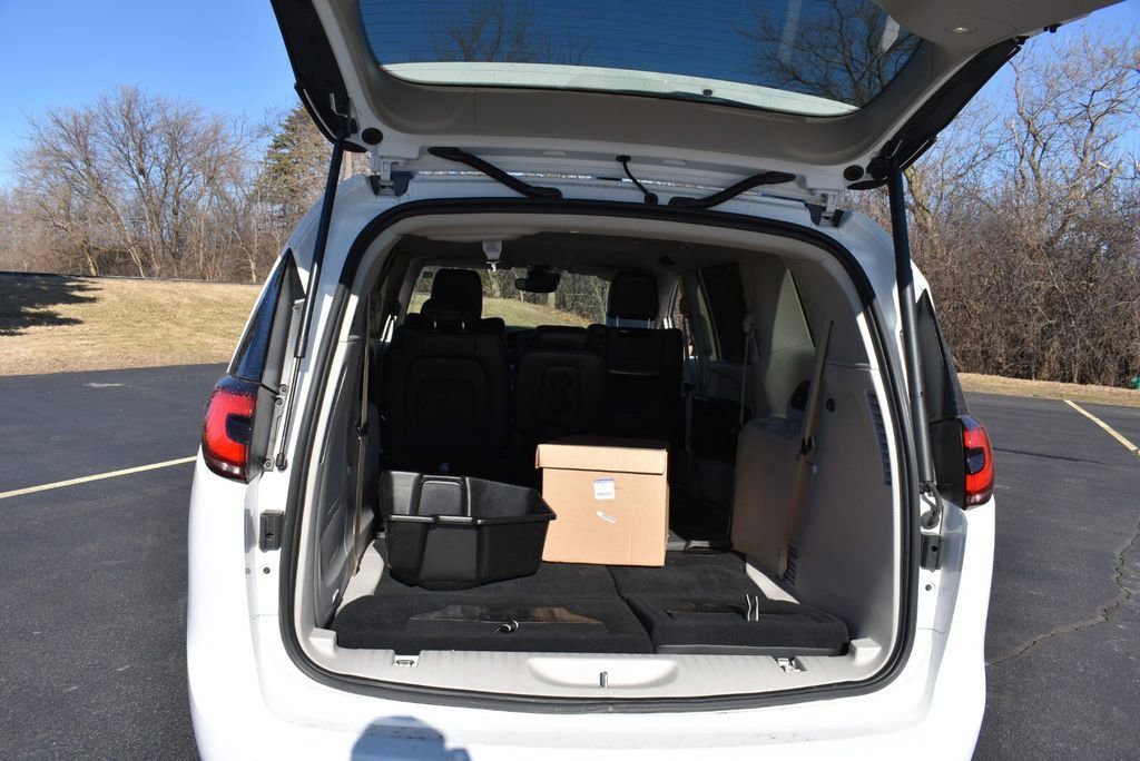 Used 2024 Chrysler Pacifica Touring-L w/ Uconnect Theater Family Group image 33