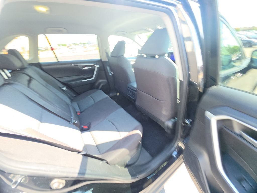 Used 2025 Toyota RAV4 XLE AWD/4WD image 31