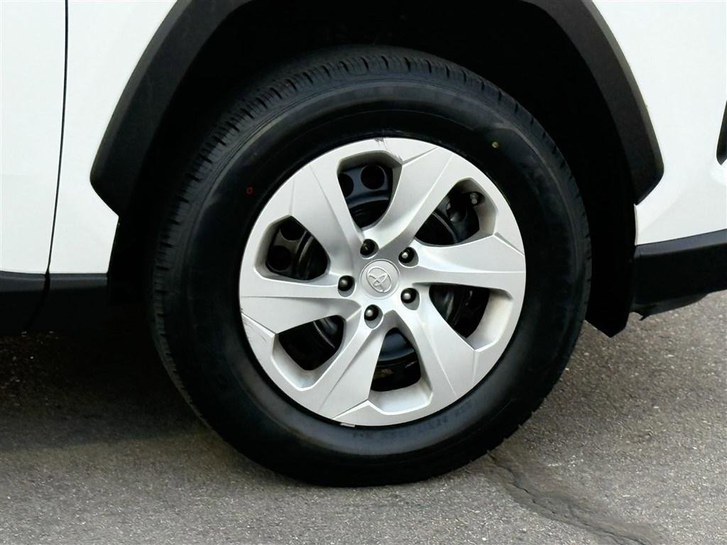 Used 2024 Toyota RAV4 LE AWD/4WD image 9