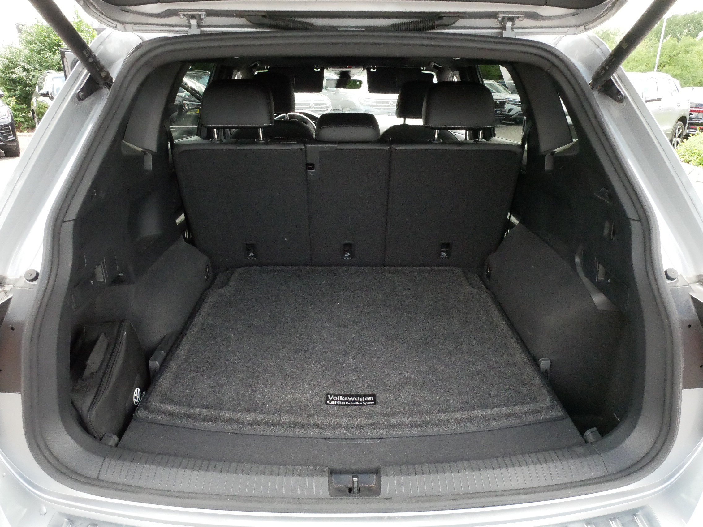 Certified 2022 Volkswagen Tiguan SE R-Line AWD/4WD image 18