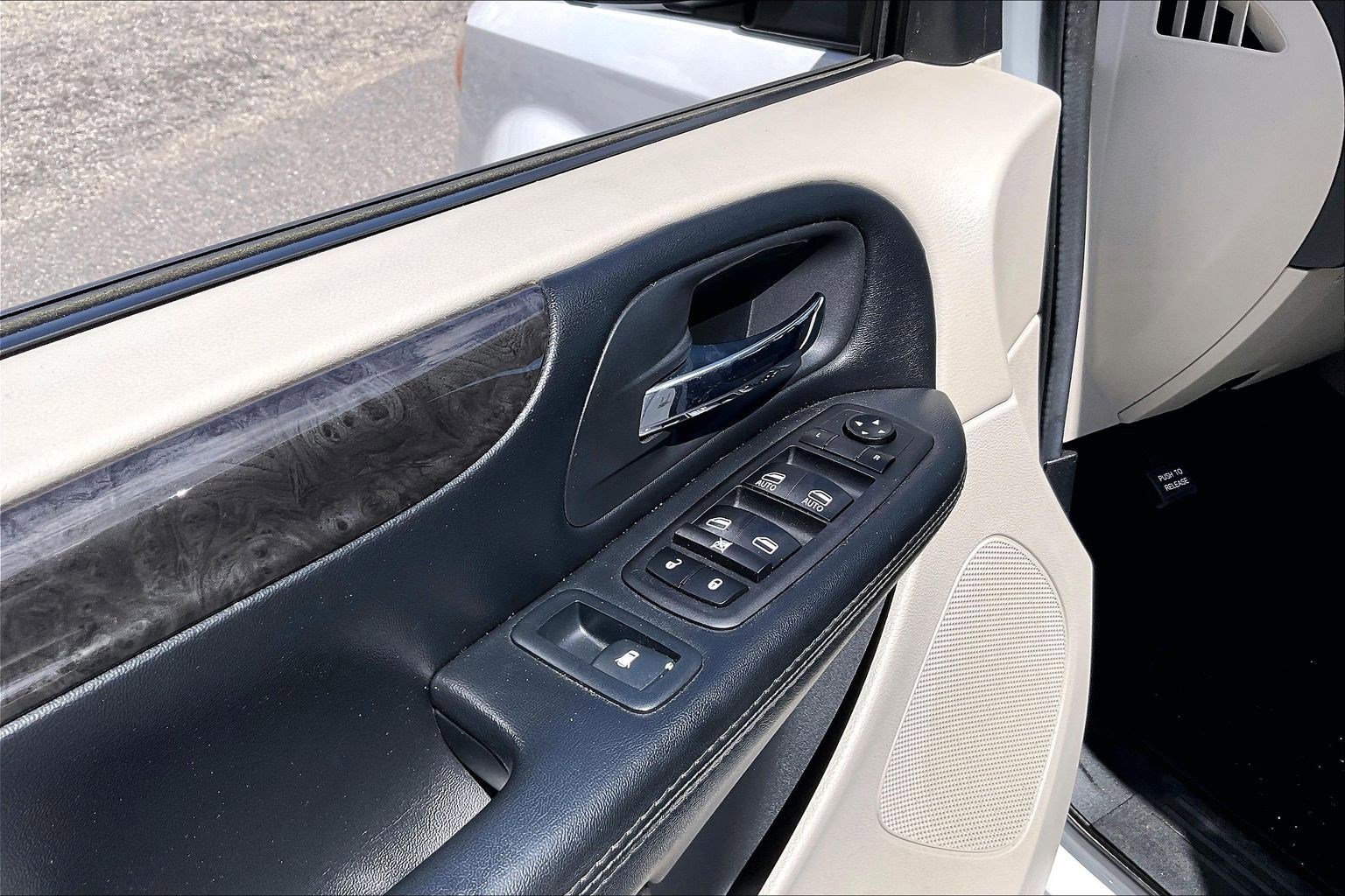 Used 2019 Dodge Grand Caravan SE FWD image 33