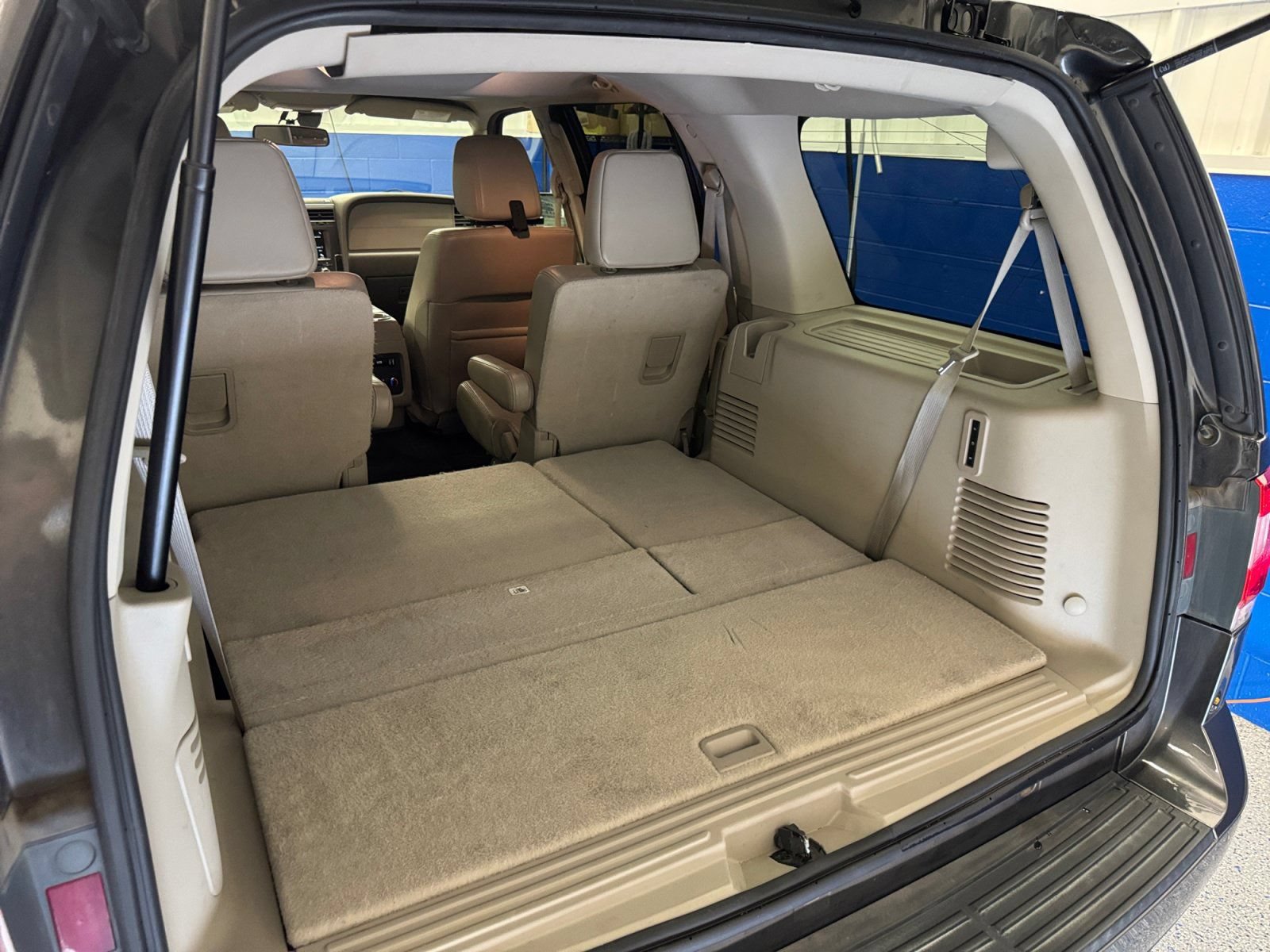 Used 2016 Lincoln Navigator Select RWD image 17