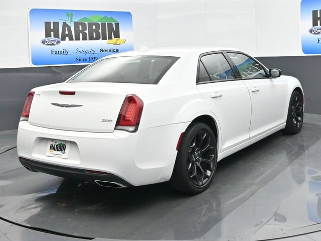 Used 2019 Chrysler 300 Touring w/ Sport Appearance Package RWD image 5