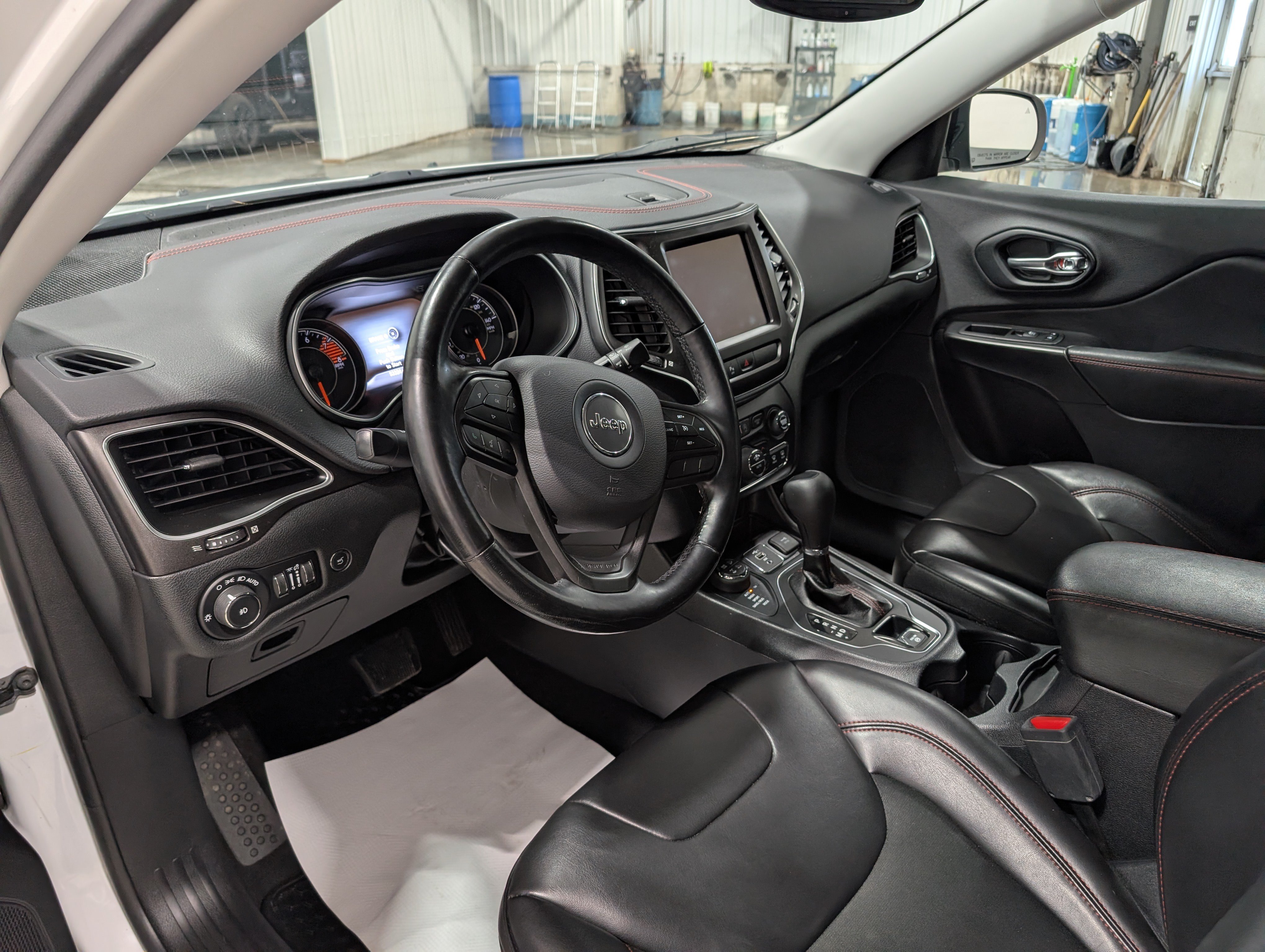 Used 2020 Jeep Cherokee Trailhawk w/ Comfort/Convenience Group AWD/4WD image 14
