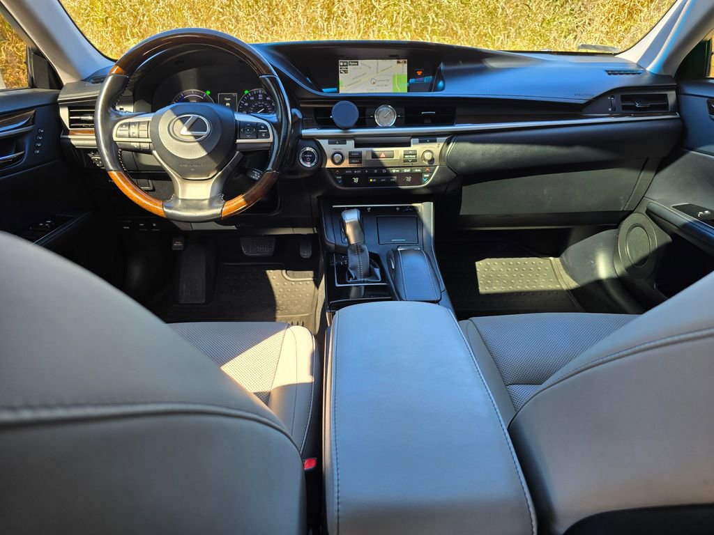 Used 2016 Lexus ES 300h image 49