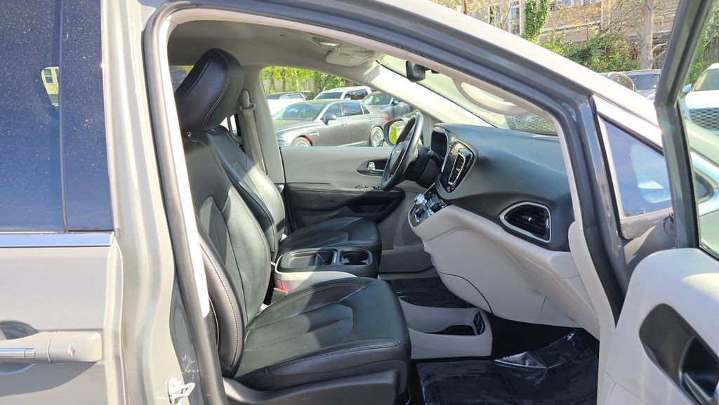 Used 2020 Chrysler Pacifica Touring-L image 9