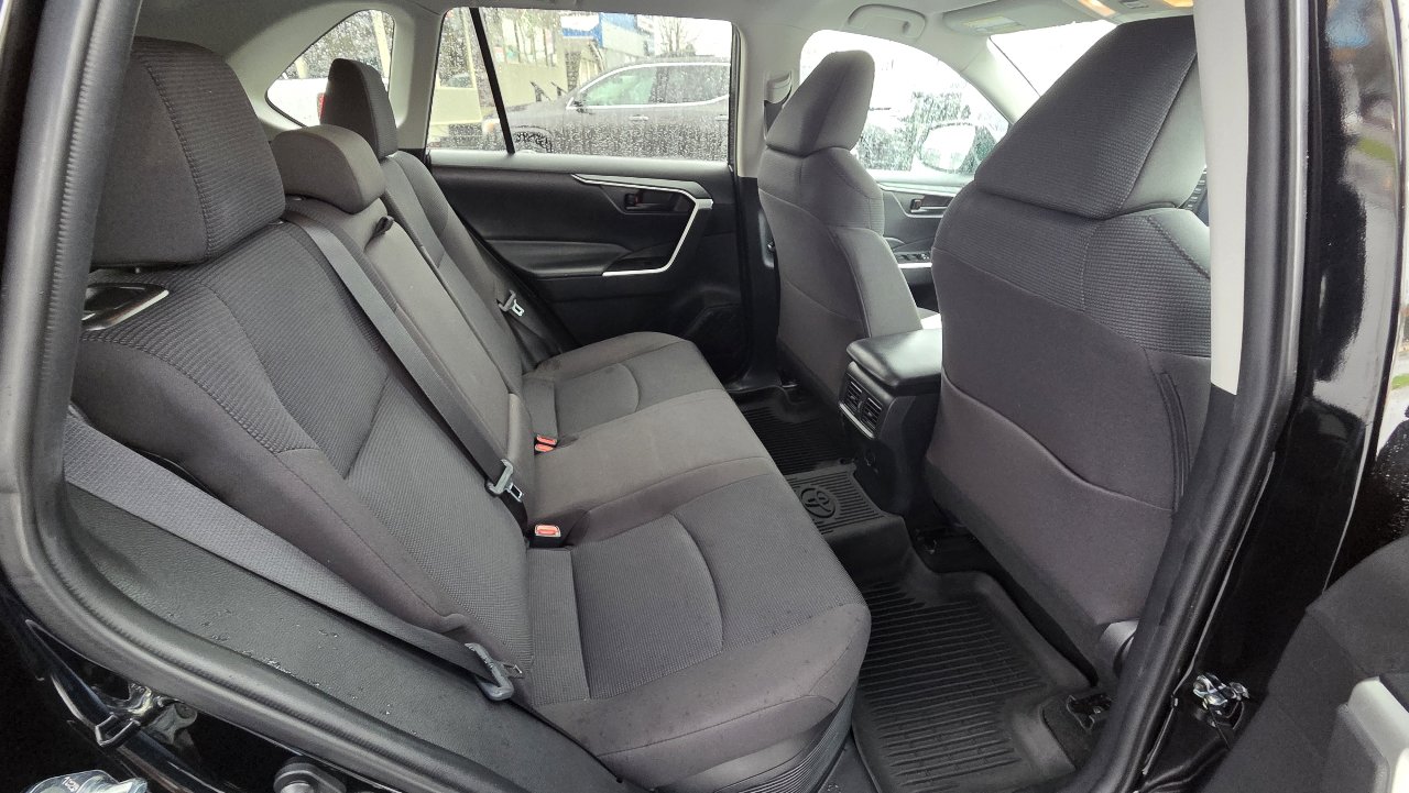 Used 2021 Toyota RAV4 LE image 18