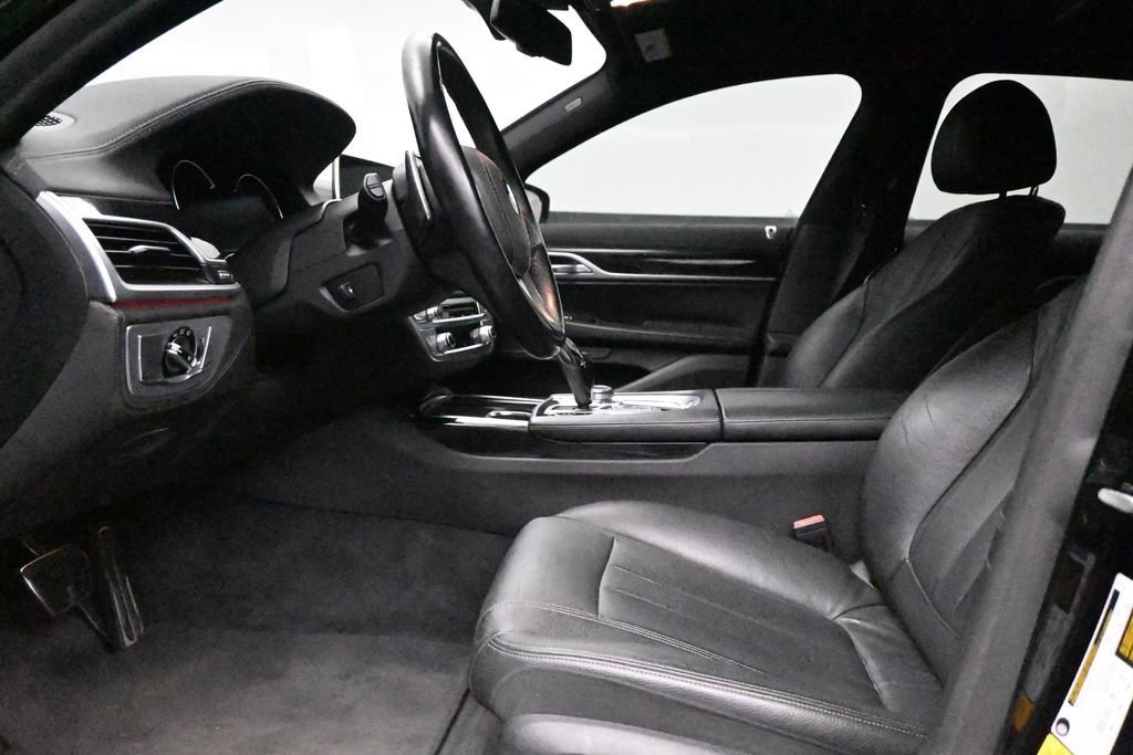 Used 2019 BMW 740i w/ M Sport Package RWD image 10