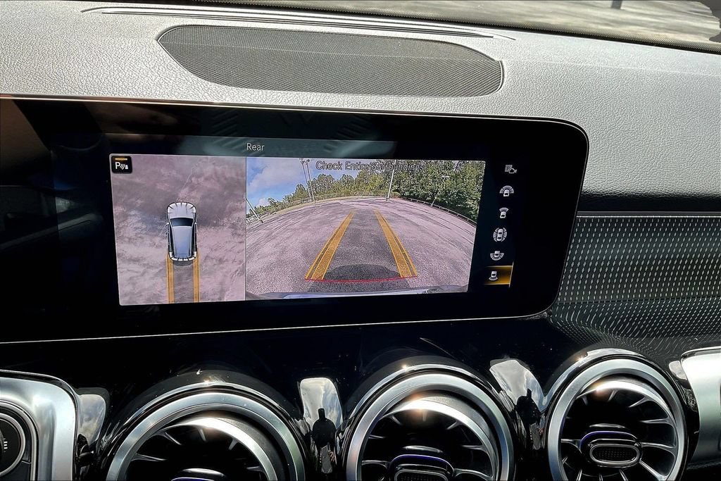 Used 2022 Mercedes-Benz GLB 250 4MATIC image 17