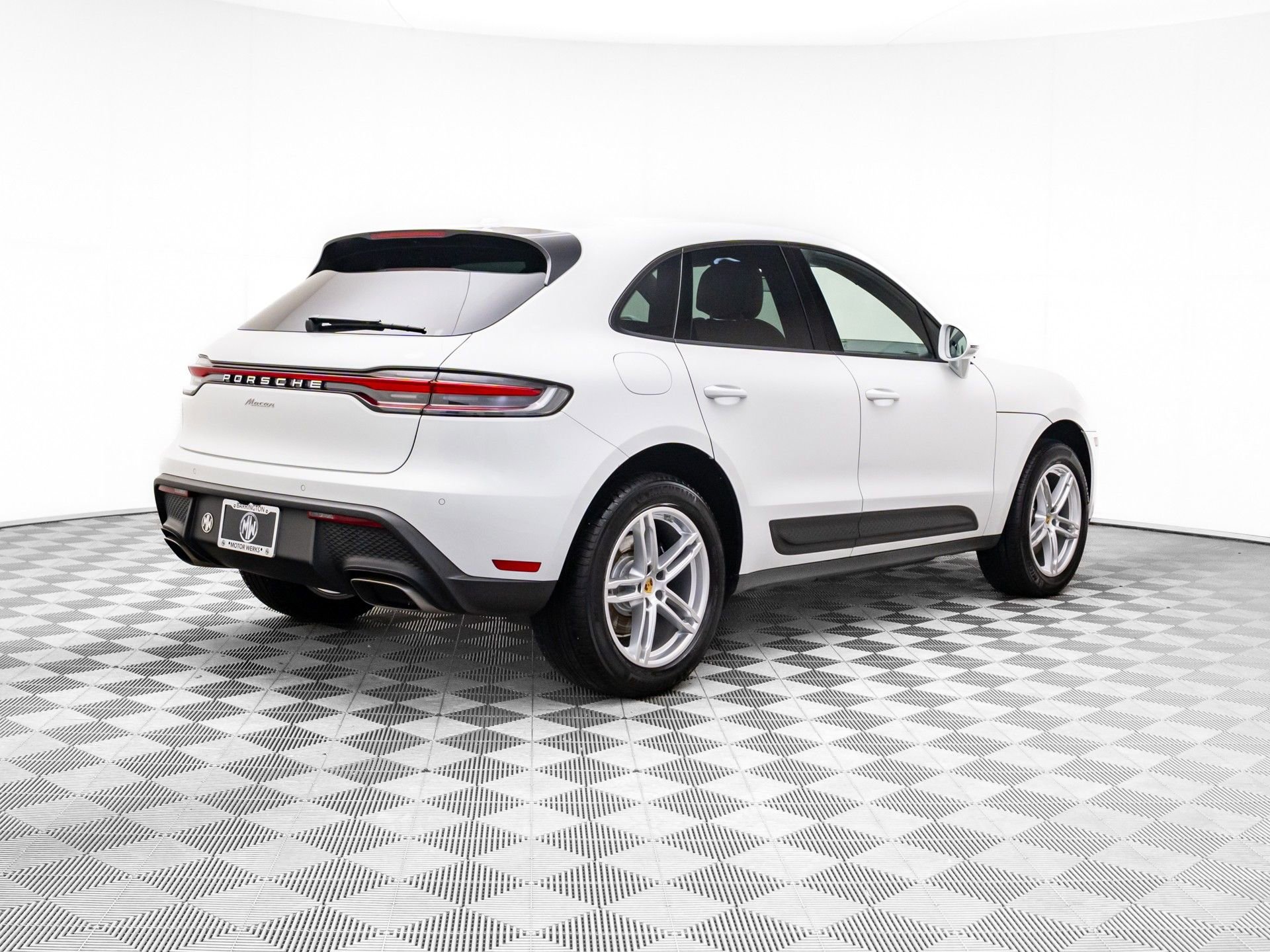 Certified 2025 Porsche Macan image 8