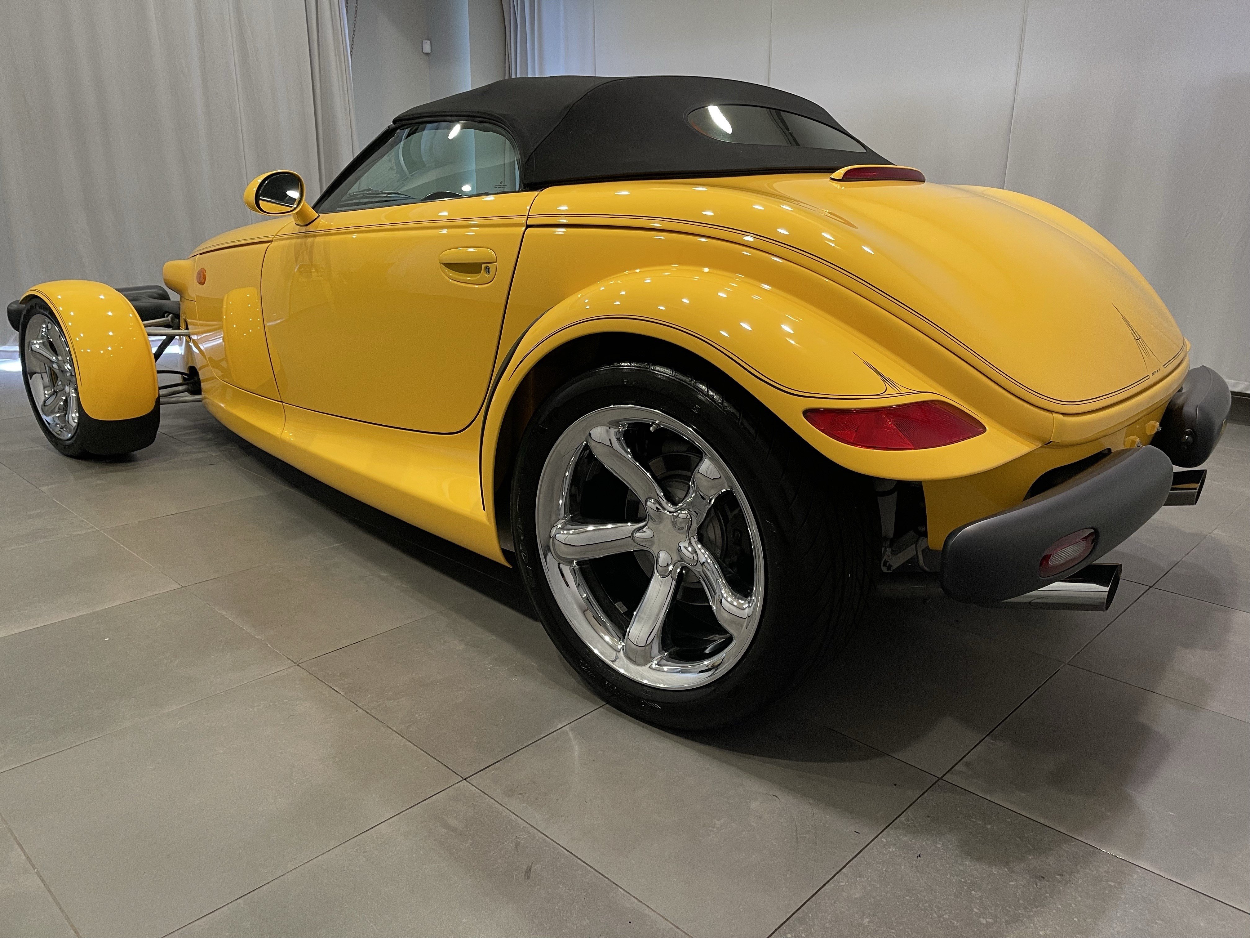 Used 2002 Chrysler Prowler RWD image 4