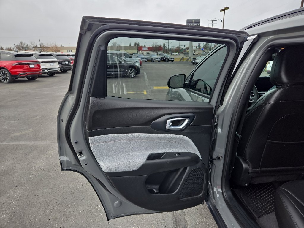 Used 2023 Jeep Compass Latitude image 13