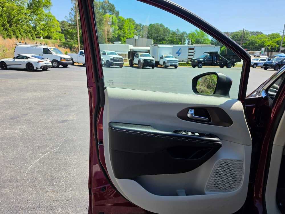 Used 2023 Chrysler Voyager LX FWD image 22