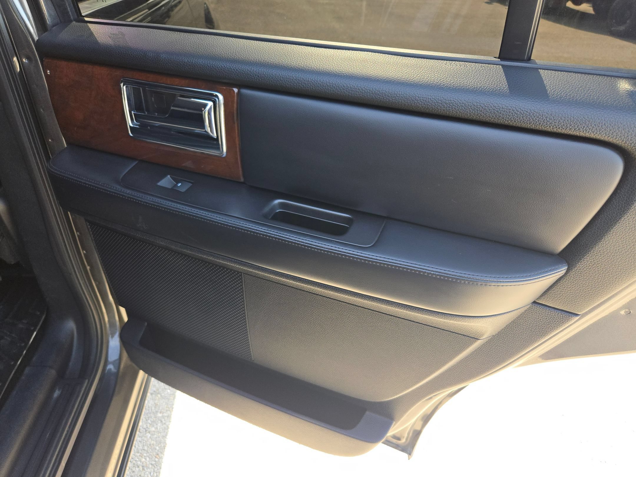 Used 2016 Lincoln Navigator Select RWD image 27