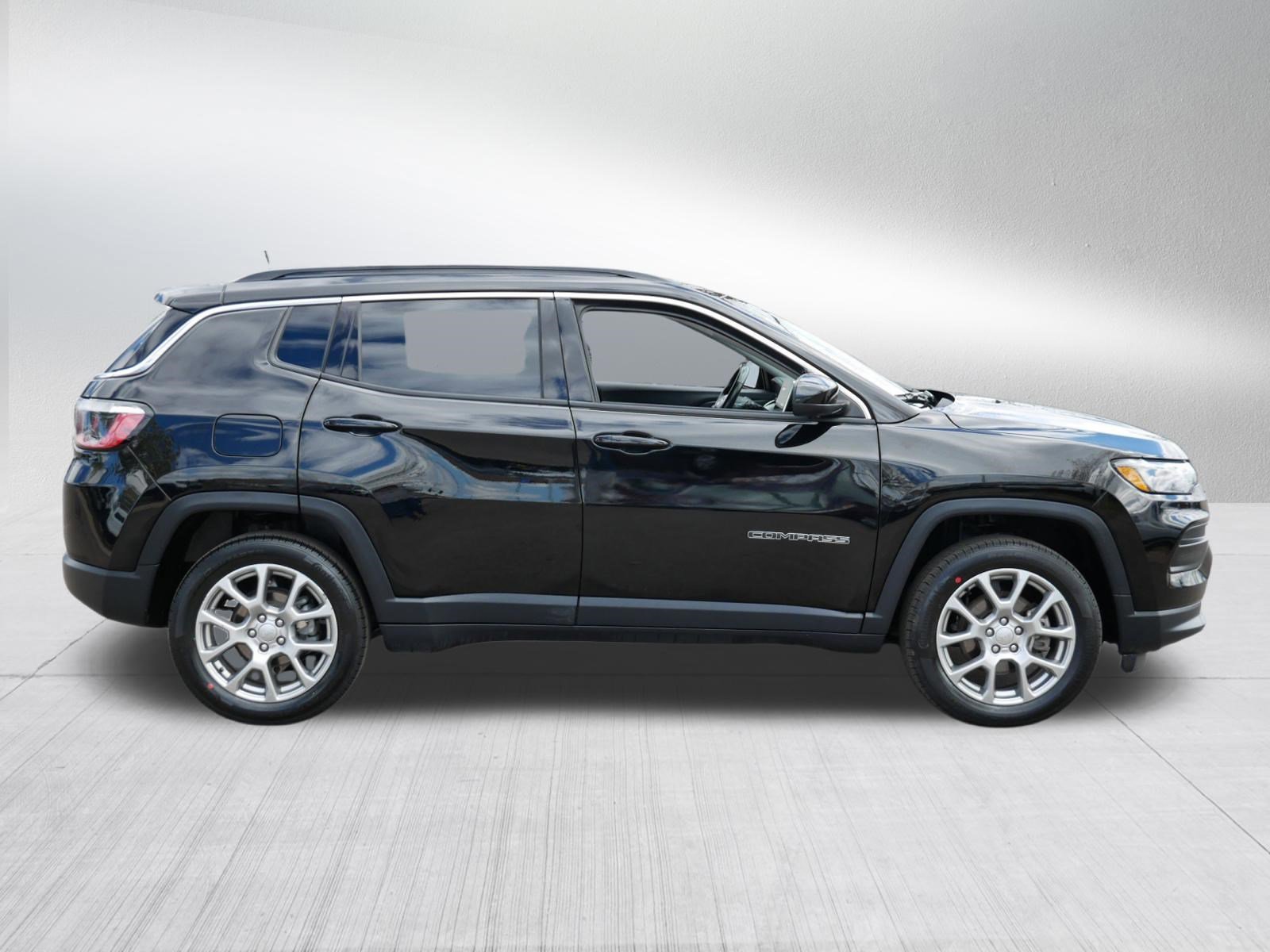 Used 2022 Jeep Compass Latitude w/ Sun and Sound Group AWD/4WD image 8