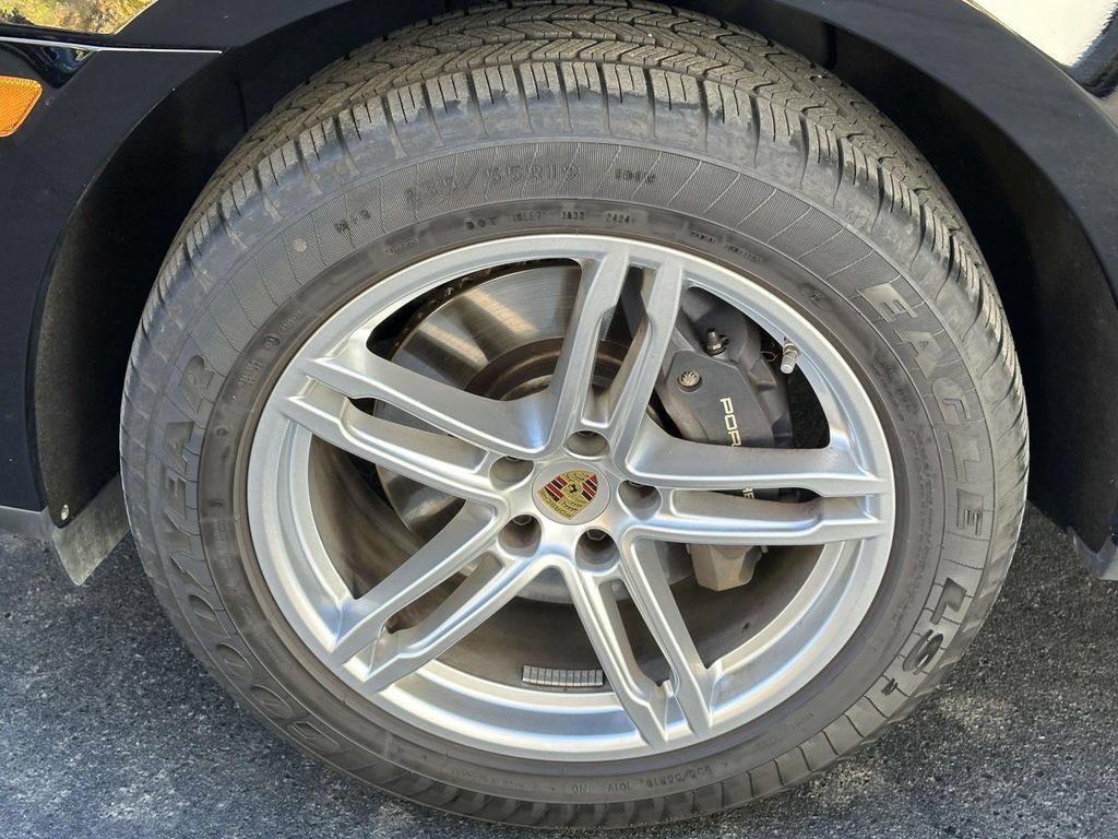 Certified 2025 Porsche Macan AWD/4WD image 10
