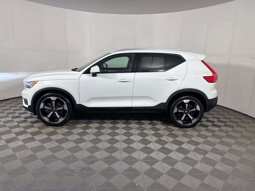 Used 2019 Volvo XC40 T5 Momentum image 2