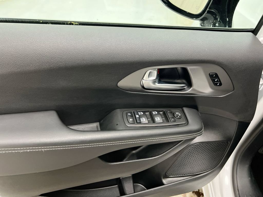 Used 2025 Chrysler Pacifica Select image 20