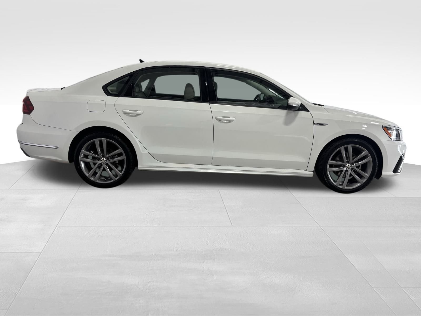 Used 2018 Volkswagen Passat 2.0T R-Line w/ R-Line Lighting Package image 3