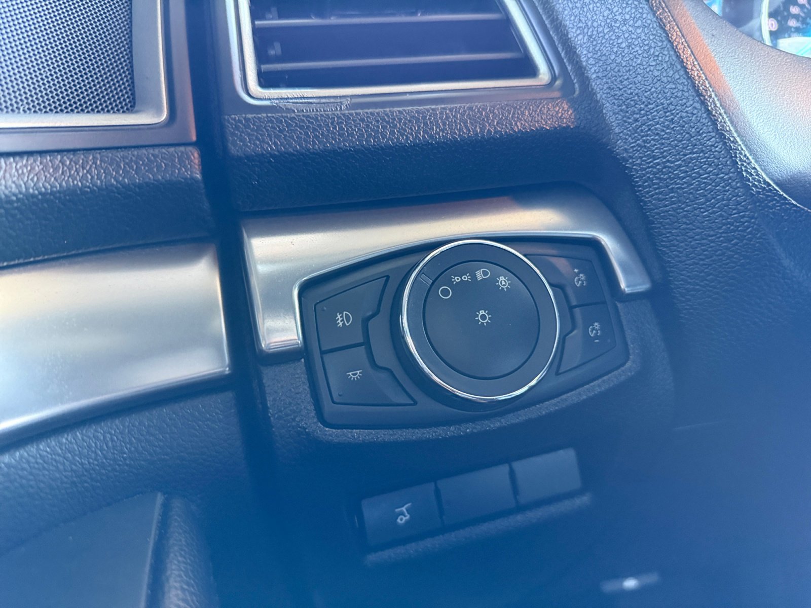 Used 2018 Ford Explorer XLT image 19