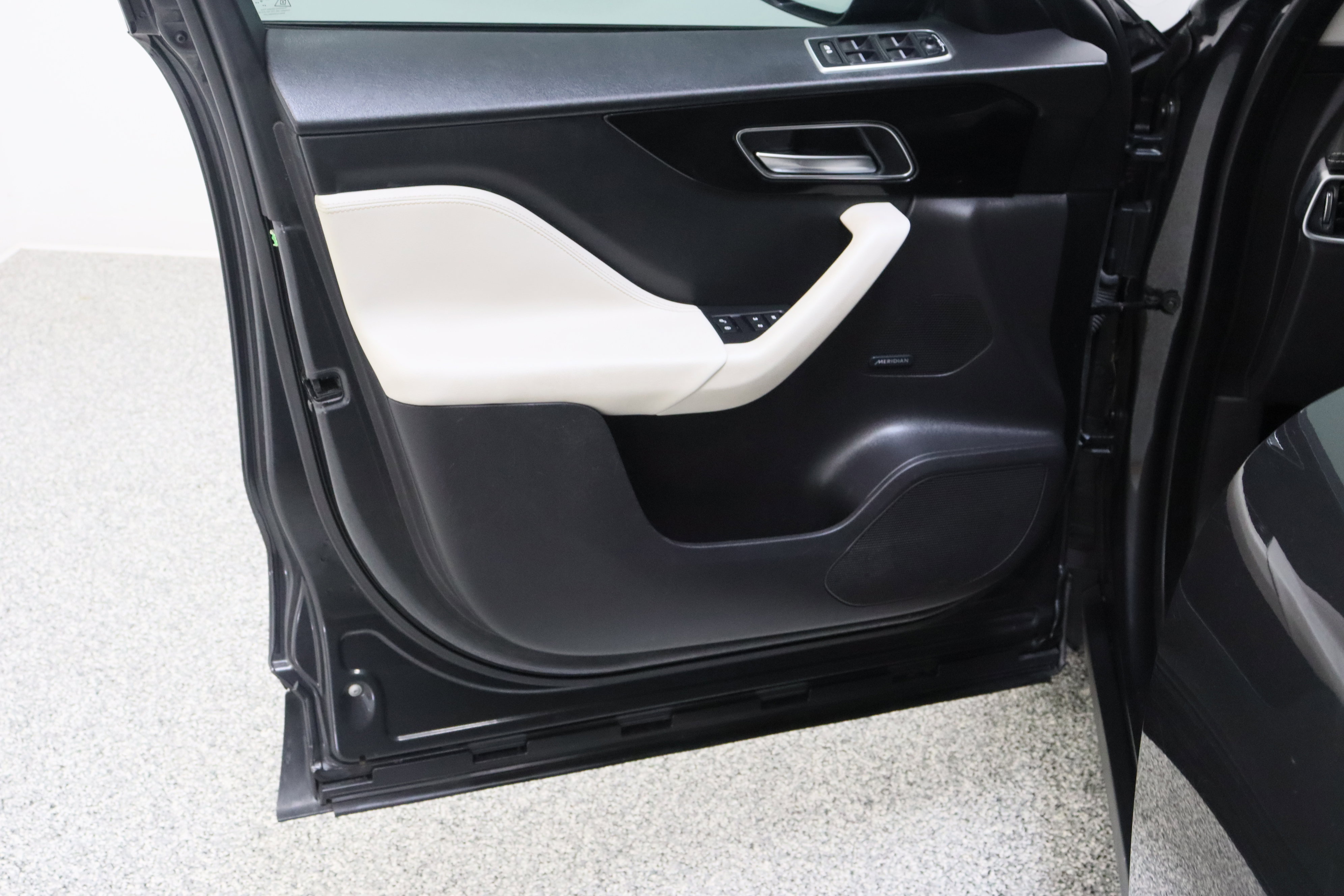 Used 2018 Jaguar F-PACE R-Sport AWD/4WD image 12