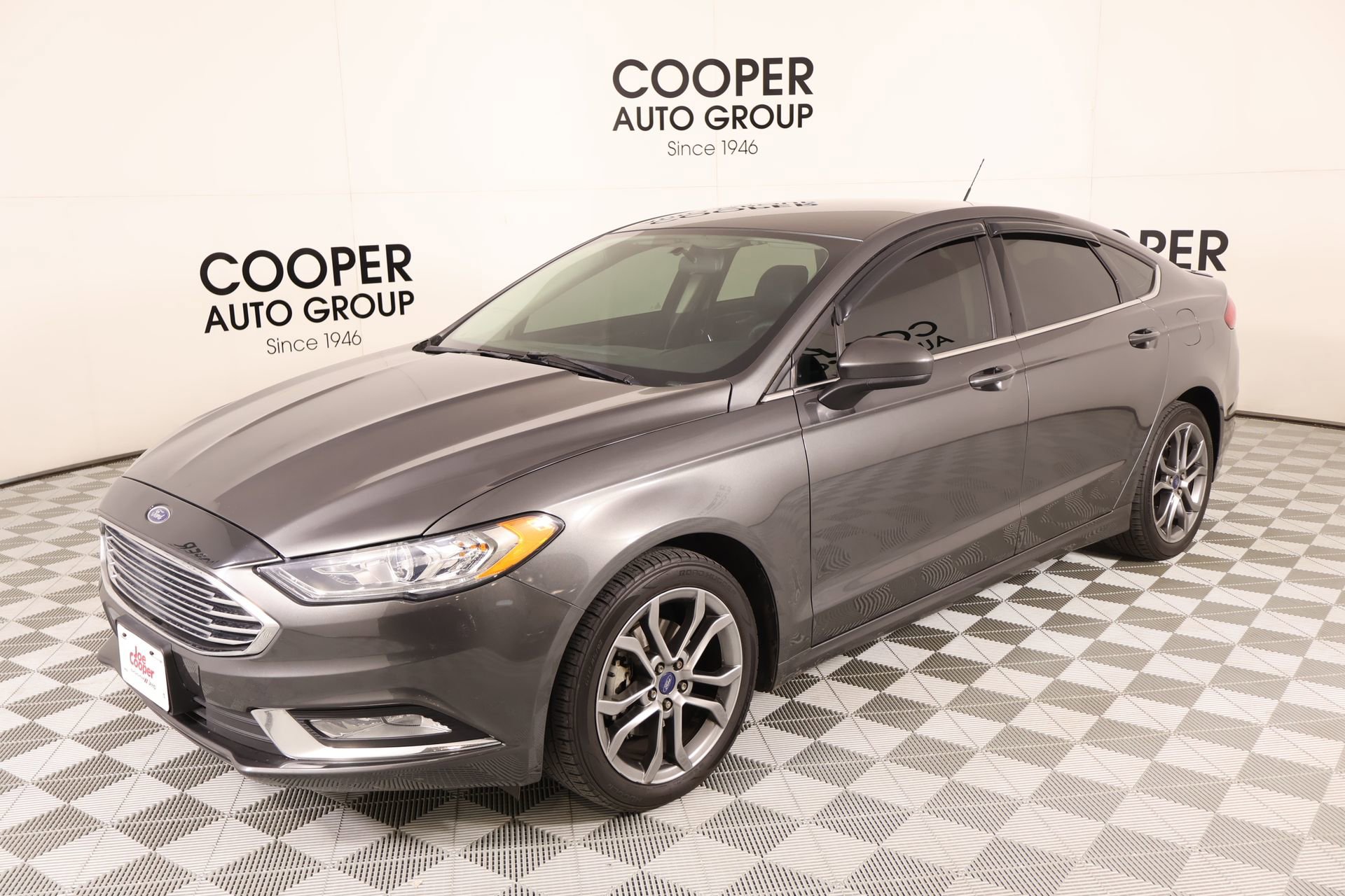 Used 2017 Ford Fusion SE w/ Equipment Group 201A FWD image 9