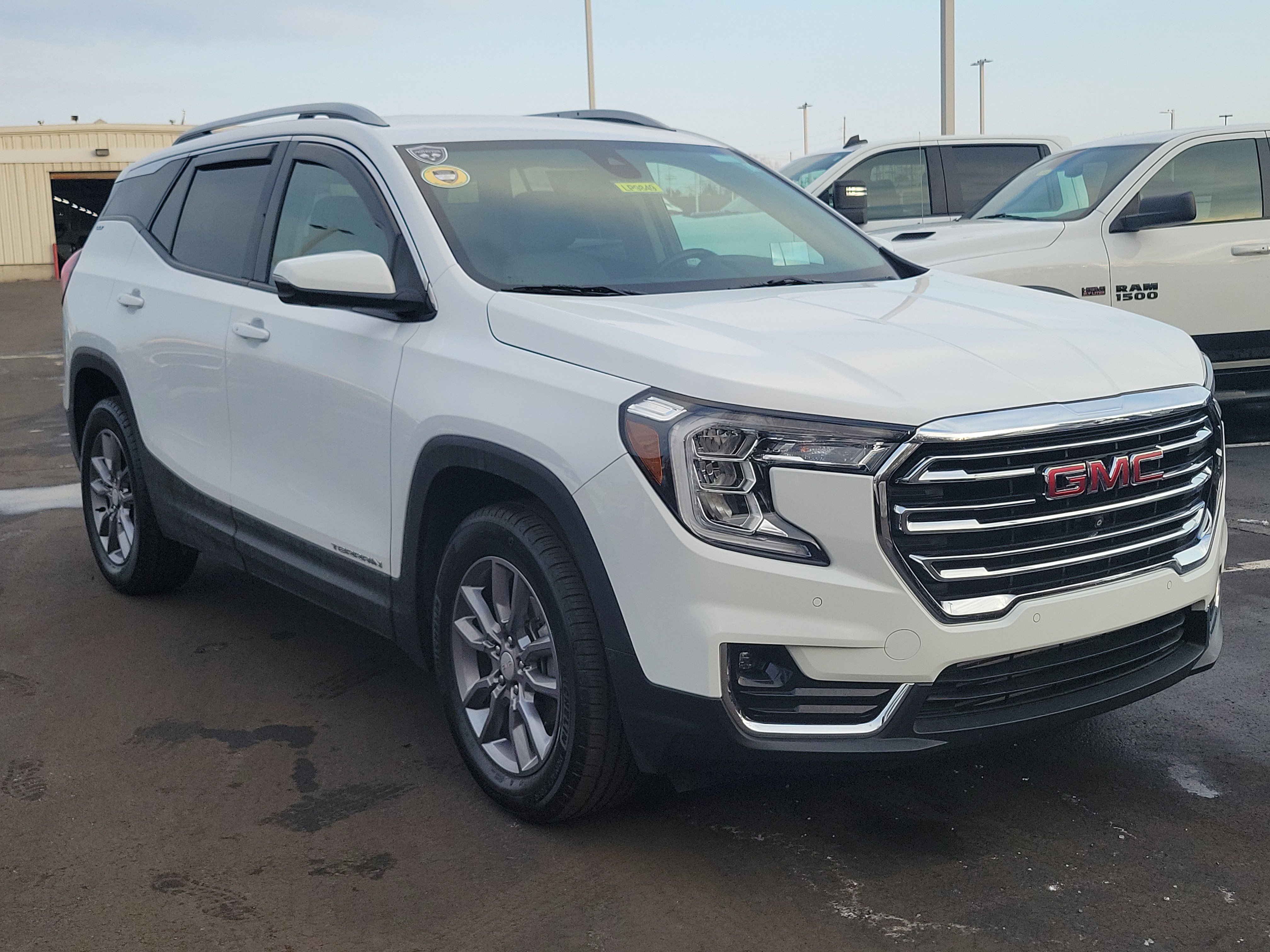 Used 2024 GMC Terrain SLT w/ Infotainment Package II image 28