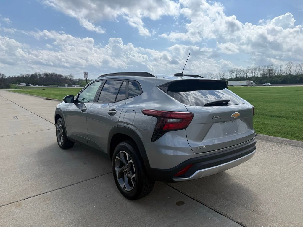 Used 2025 Chevrolet Trax LT image 7