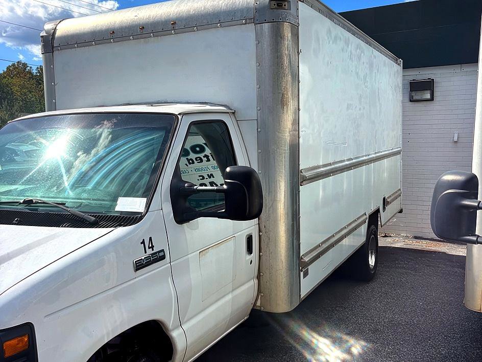 Used 2014 Ford E-350 and Econoline 350 Super Duty Wagon image 3