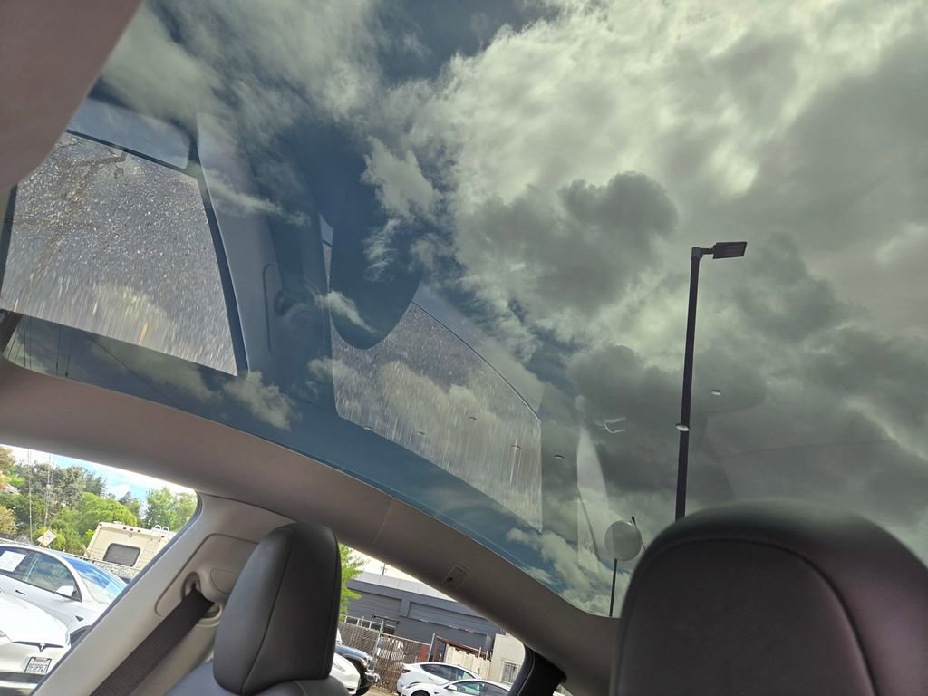 Used 2024 Tesla Model Y Long Range AWD/4WD image 17