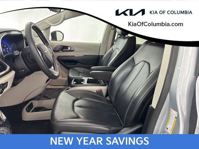 Used 2023 Chrysler Pacifica Touring-L image 21