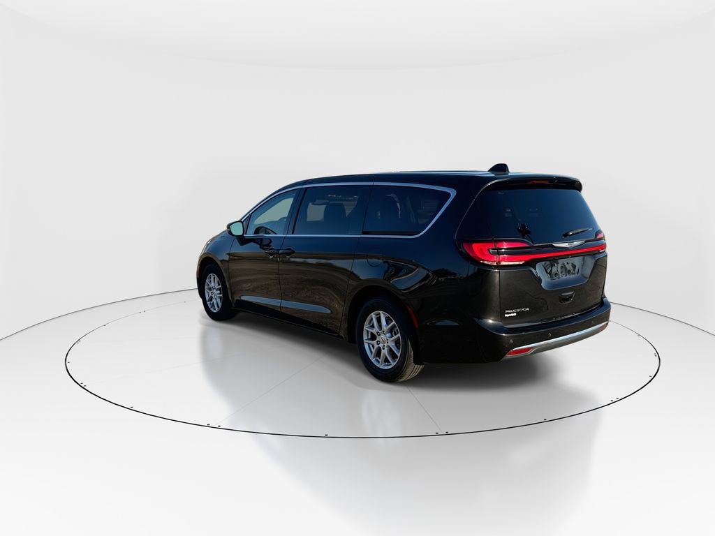 Used 2023 Chrysler Pacifica Touring-L image 6