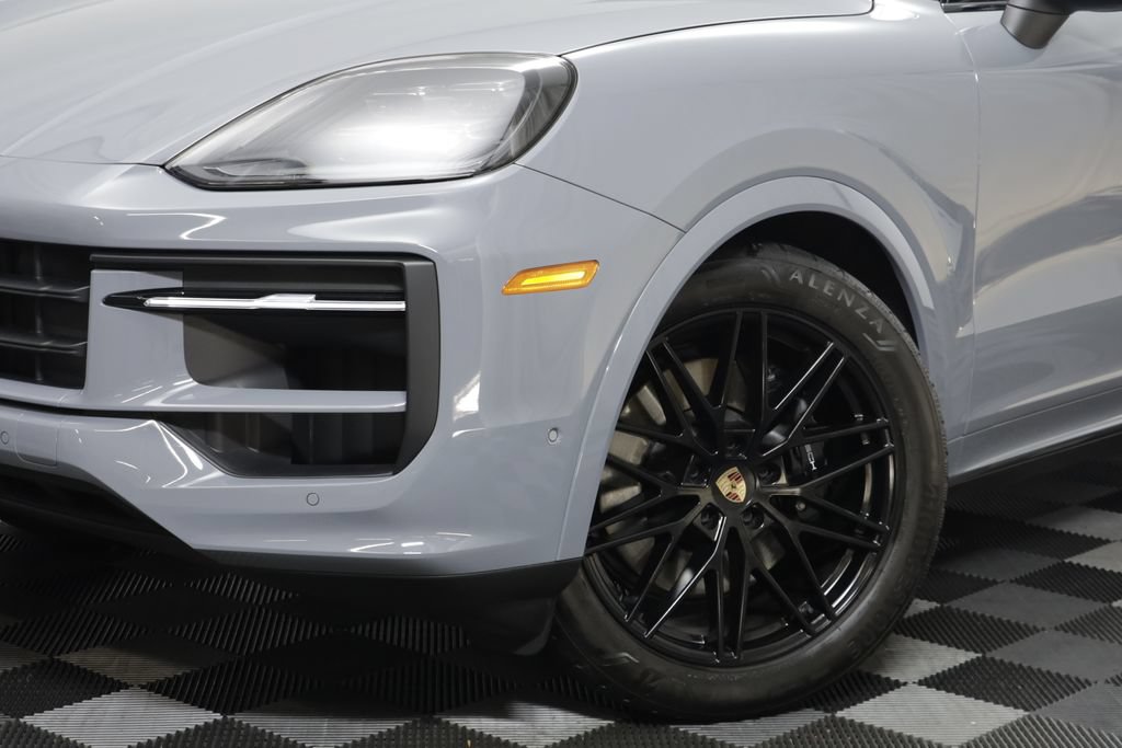 Used 2025 Porsche Cayenne AWD/4WD image 3