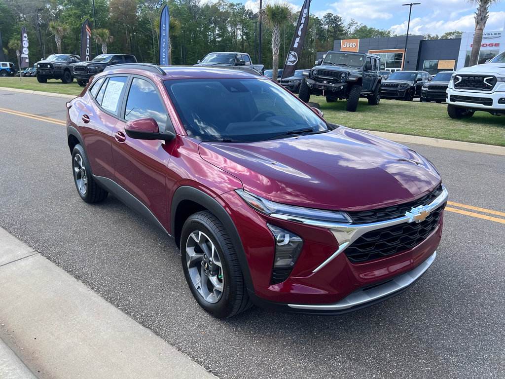 Used 2024 Chevrolet Trax LT w/ Driver Confidence Package image 1