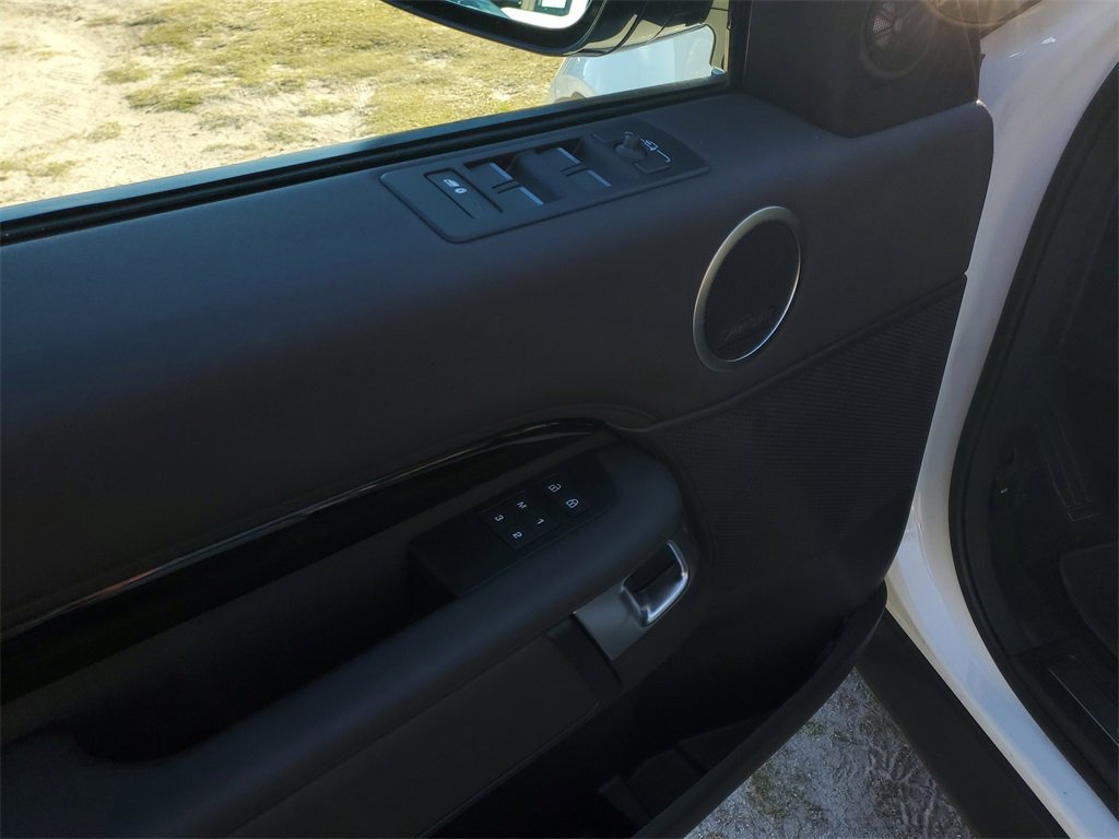 Used 2024 Land Rover Discovery S image 12