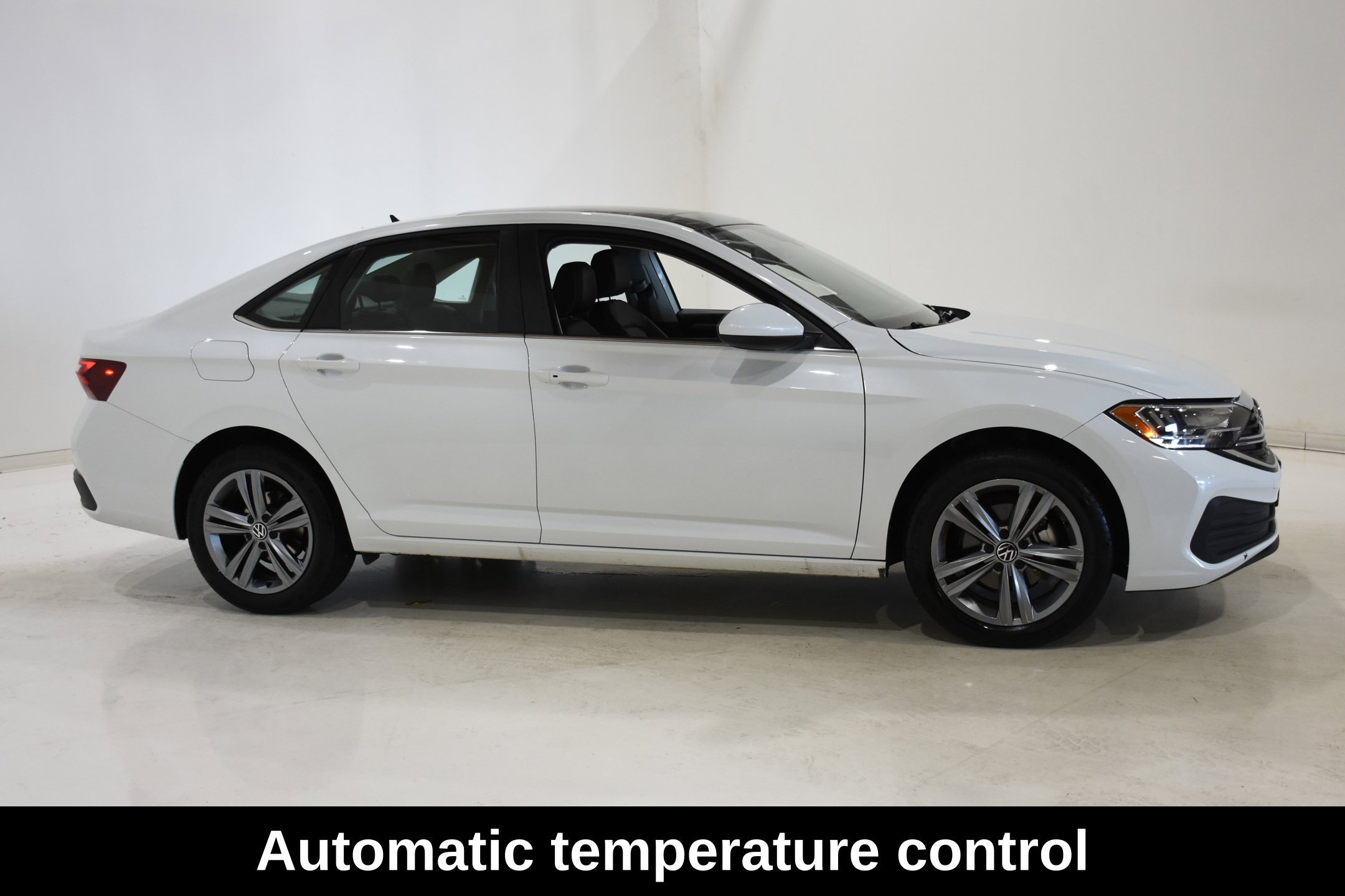 Used 2023 Volkswagen Jetta SE FWD image 4