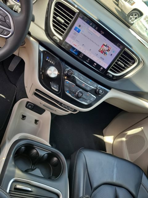 Used 2023 Chrysler Pacifica Touring-L FWD image 38