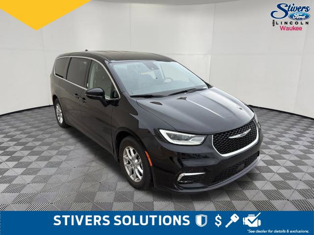 Used 2024 Chrysler Pacifica Touring-L FWD image 3