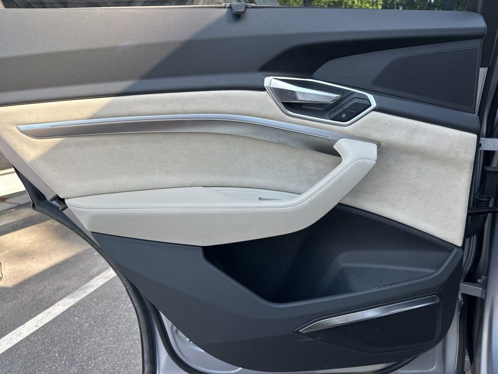 Used 2019 Audi e-tron Prestige w/ Prestige Package AWD/4WD image 17