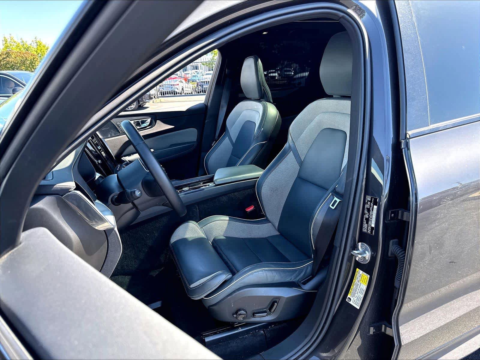 Used 2022 Volvo XC60 B5 R-Design w/ Advanced Package AWD/4WD image 21