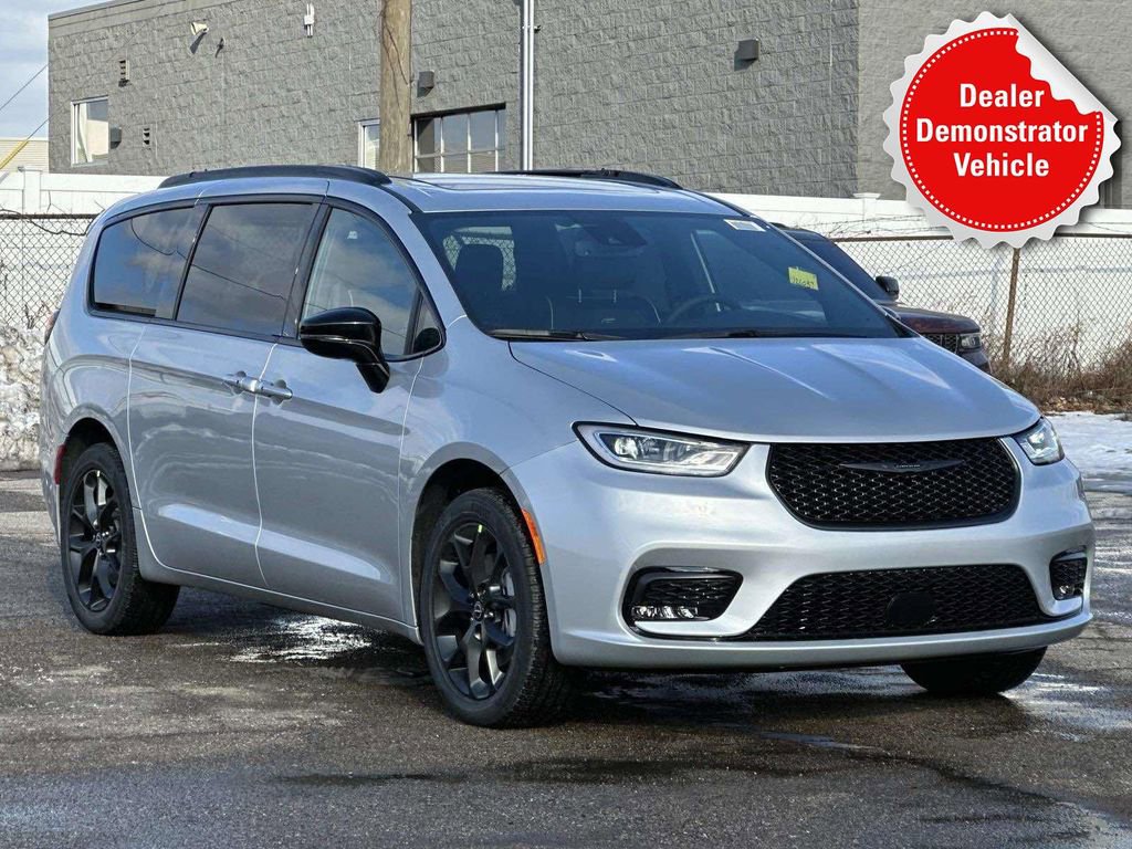 New 2026 Chrysler Pacifica Limited w/ S Appearance Package