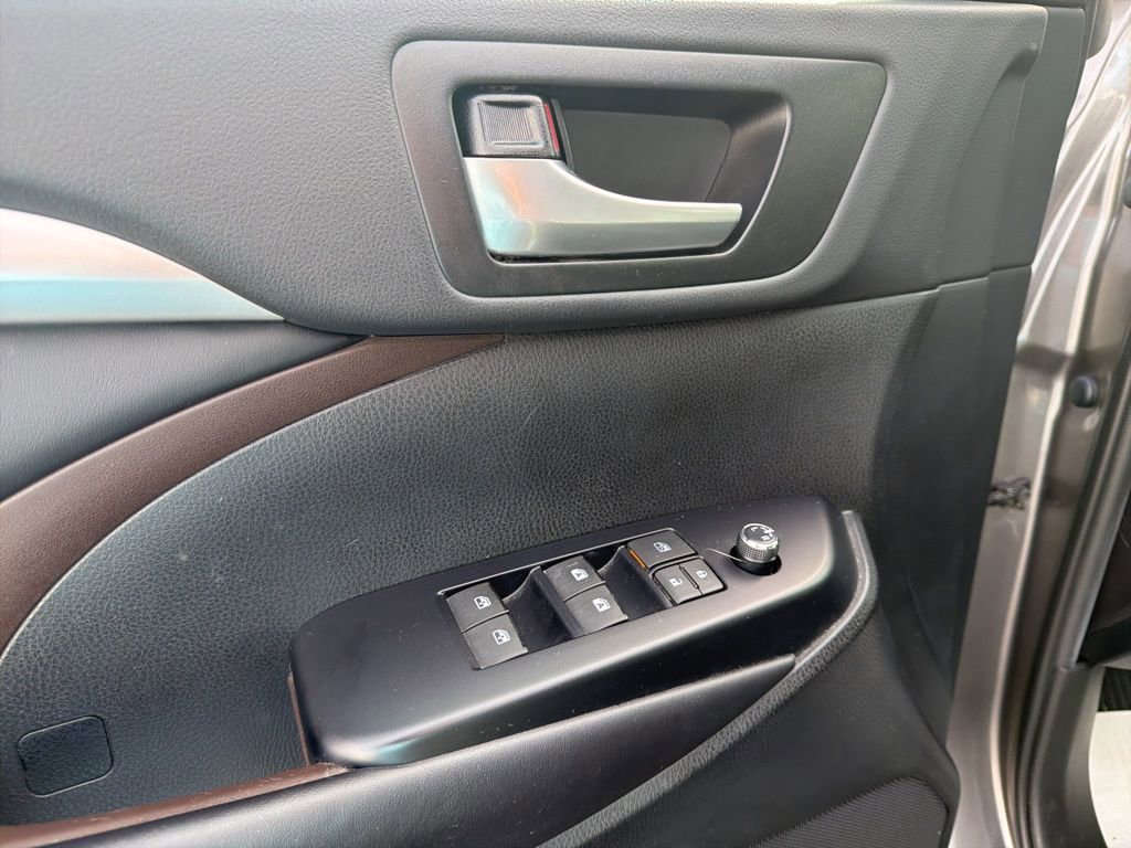 Used 2019 Toyota Highlander XLE AWD/4WD image 27