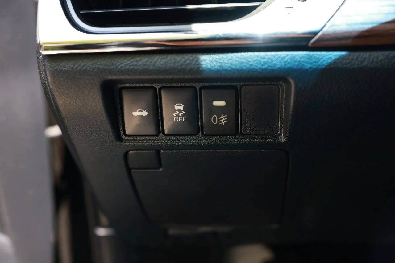 Used 2015 Toyota Avalon XLE FWD image 16