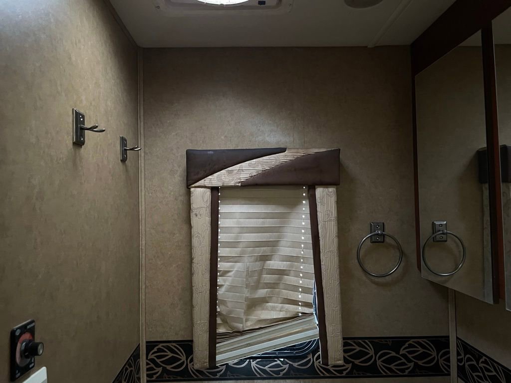 Used 2013 Ford E-450 and Econoline 450 Super Duty w/ Motorhome Prep Pkg RWD image 90