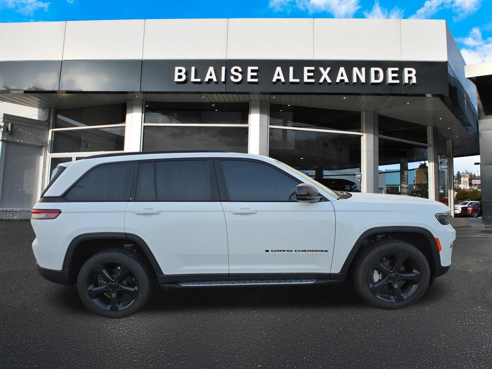 Used 2024 Jeep Grand Cherokee Limited w/ Luxury Tech Group II AWD/4WD image 2