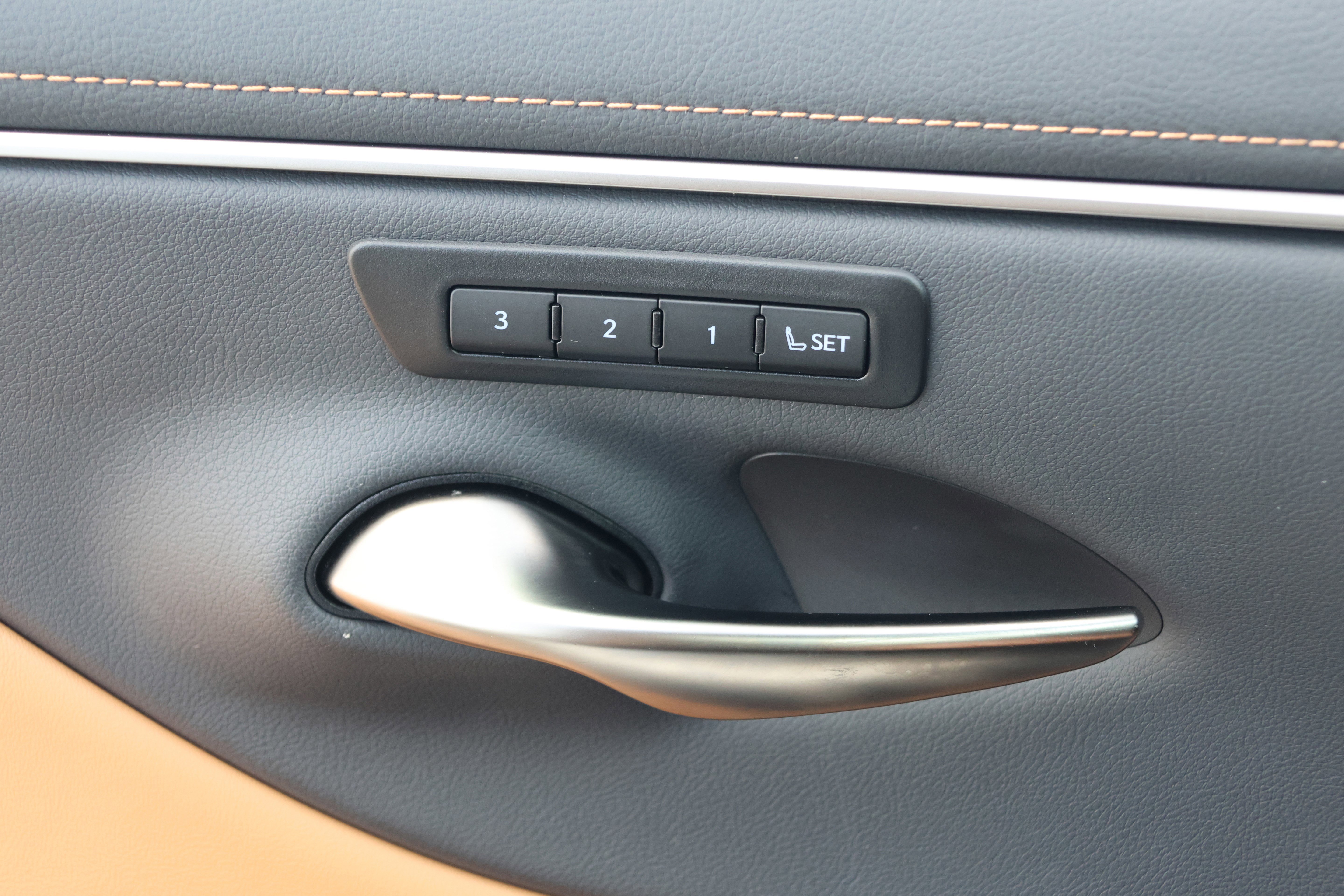 Used 2025 Lexus ES 350 w/ Premium Package image 13