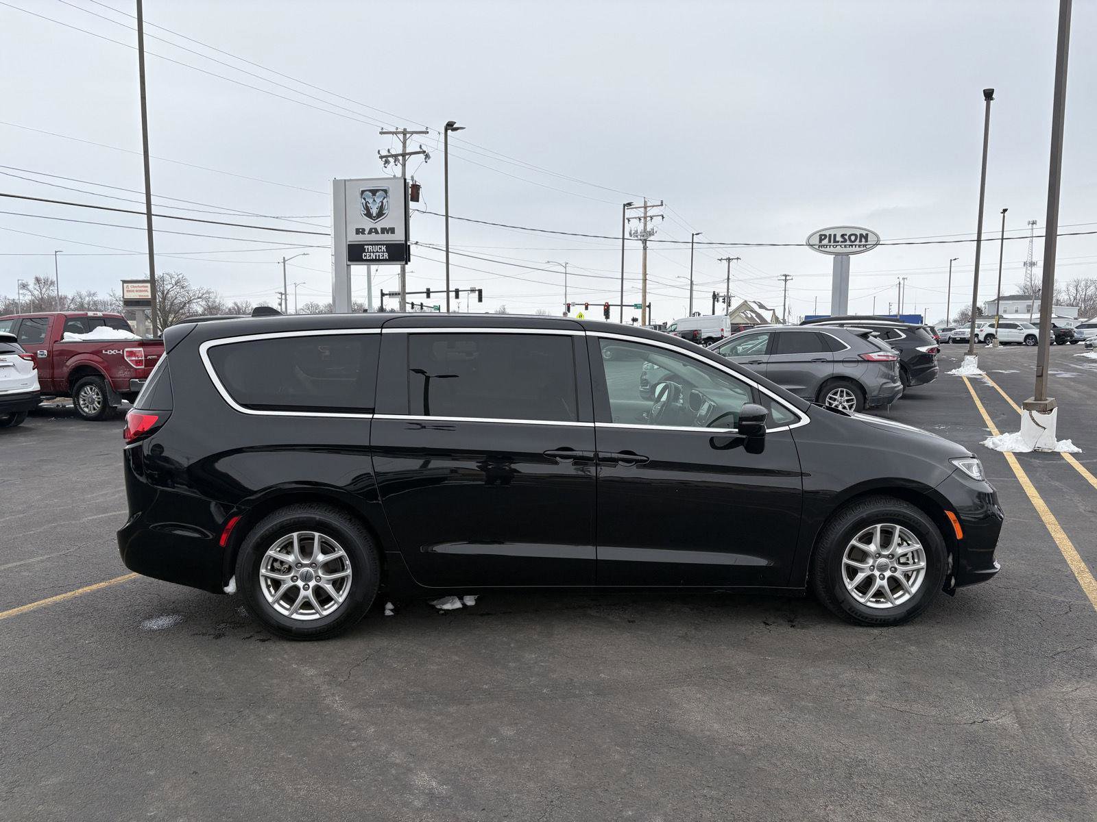 Used 2024 Chrysler Pacifica Touring-L image 25