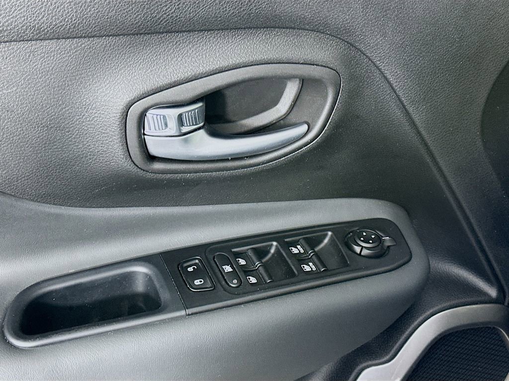 Used 2022 Jeep Renegade Latitude image 27