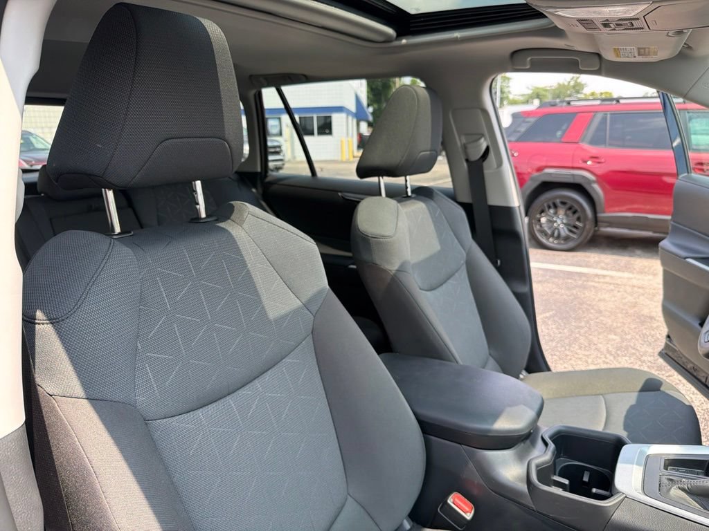 Used 2025 Toyota RAV4 XLE w/ Convenience Package FWD image 33
