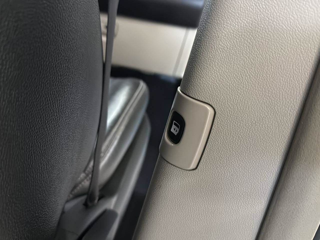 Used 2015 Chrysler Town & Country Touring FWD image 50